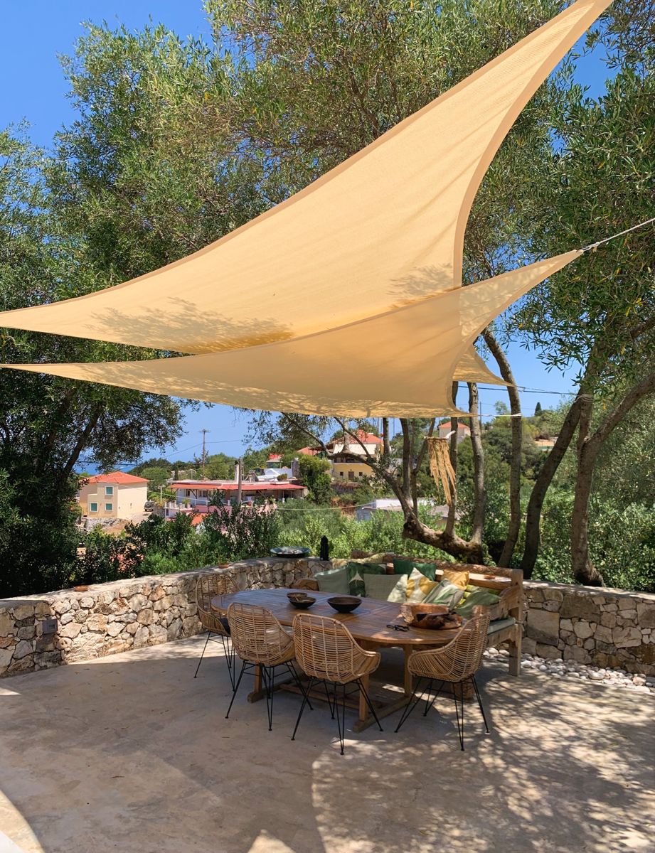 Toile d'ombrage triangulaire beige terrasse oliviers